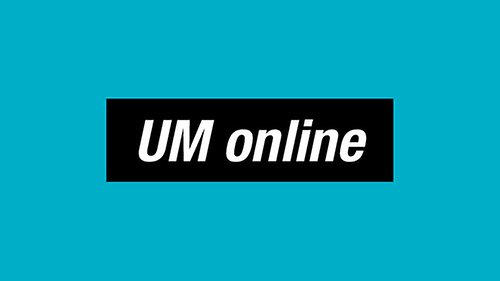 En blå bakgrund. På en svart platts mitt i bilden står det "UM online".