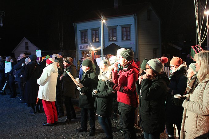 En väl påpälsad folkmassa på Jamtli torg