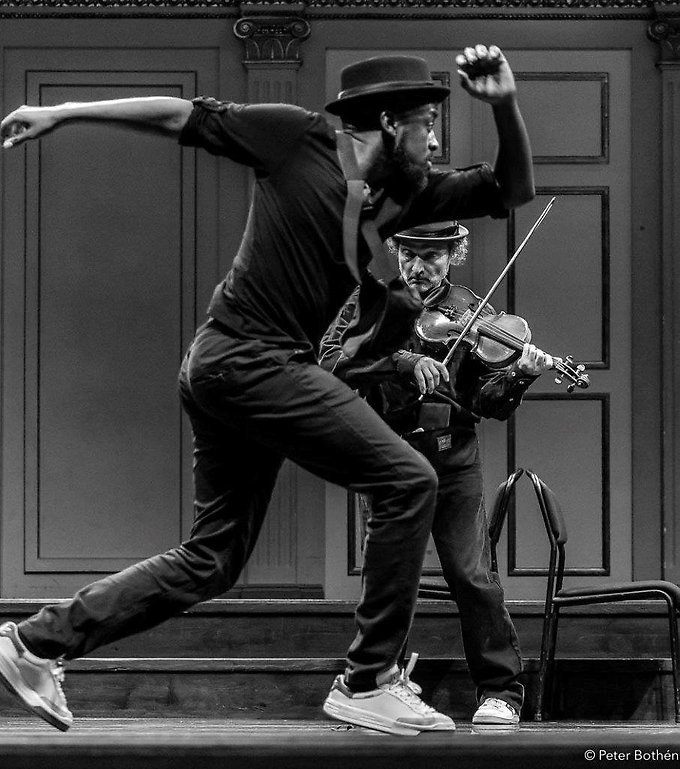 Genom klassisk musik och streetdance delas en berättelse om att ärva och bära minnen, att fly, rotas i ny jord, hitta sin plats och hur olika kulturer kan få en människa att växa. Foto: Peter Bothén