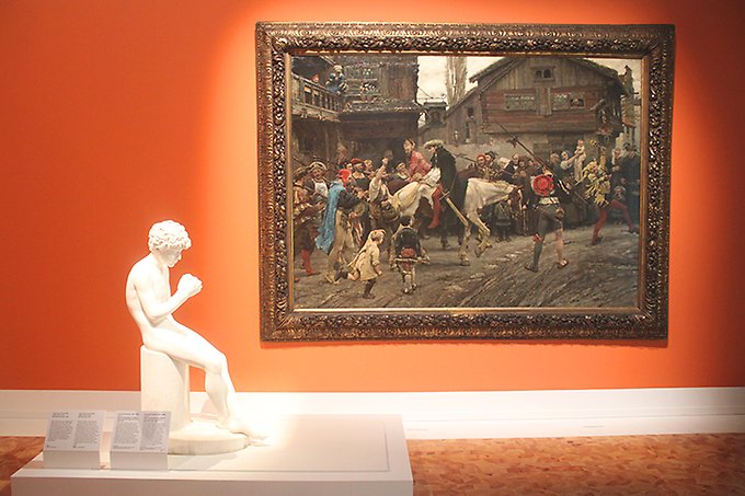 Två konstverk på utställningen, en stor målning och en skulptur