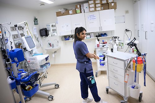Vårdpersonal i ett behandlingsrum med medicinsk utrustning