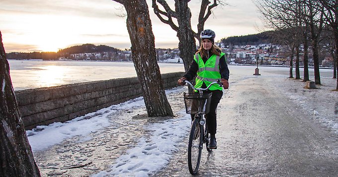 en person som cyklar på vintern