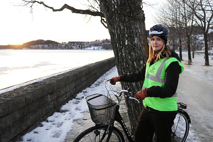 en person står och håller i en cykel