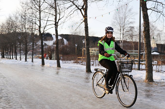 en person cyklar på blankis