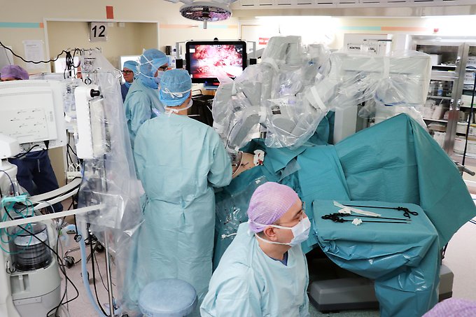 Den andra patienten att bli opererad med kirurgiroboten får prostatan borttagen. Vid roboten står en assisterande kirurg som också hjälper till med operationen.