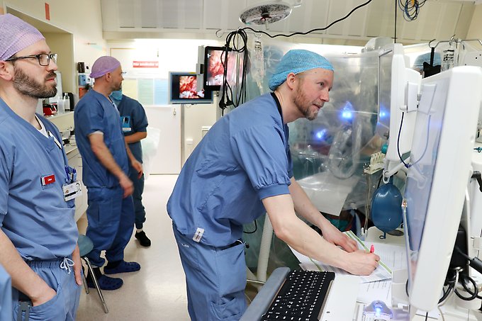 Fler personer än vanligt tittar på och övervakar prostataoperationen som är den andra som görs med robot i regionen.