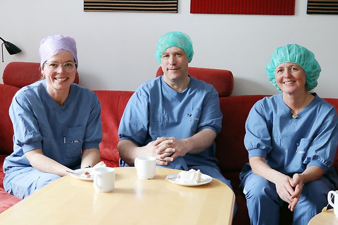 En glad Anna Warg, områdeschef för kirurgin, en stolt Hans Svensson, regiondirektör och en nöjd Lisbet Gibson, hälso- och sjukvårdsdirektör, pustar ut med en tårtbit under invigningen den 20 mars.