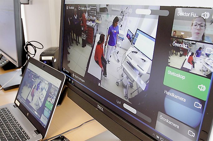 En bärbar dator och en stationär dator där båda bildskärmarna visar samma bild. På skärmarna visas exempel på funktionerna i ett så kallat virtuellt hälsorum.