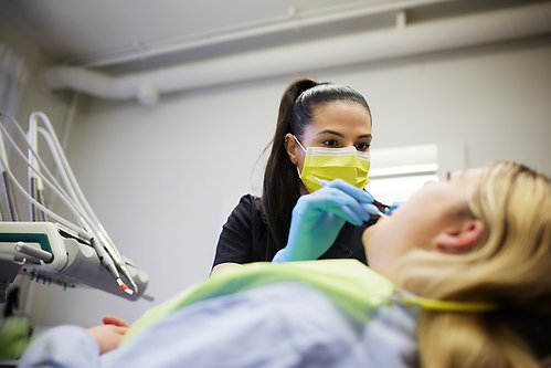 Tandläkare undersöker patient.