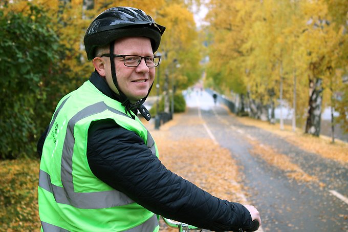 porträtt på en man i cykelhjälm