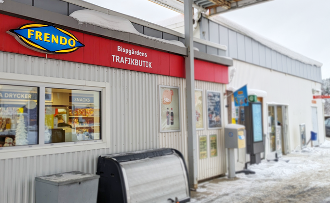 Bild på entrén till Bispgårdens Trafikbutik vid ortens bensinstation.