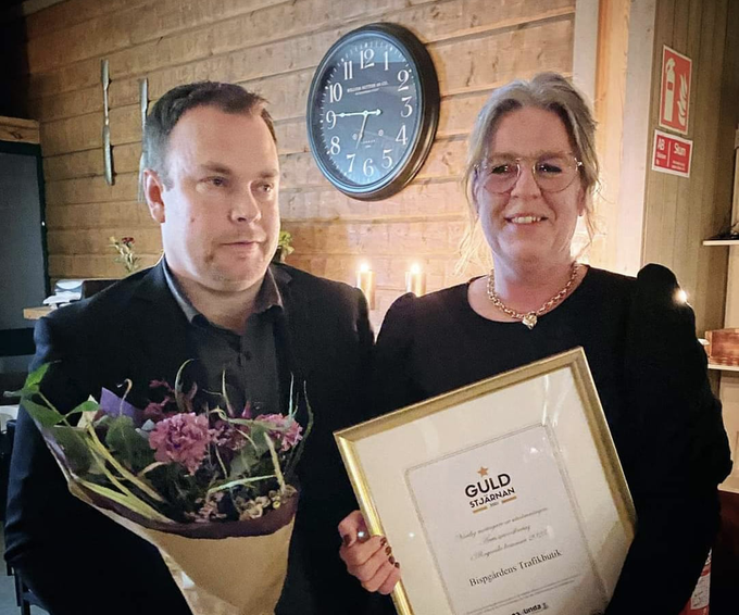 Porträtt på makarna och företagarna Fredrik och Ulrika Edholm, med blombukett och diplom i famnen från utmärkelse till deras företag.