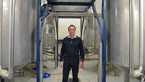 Porträttbild på företagaren Anders Åkerström i industrimiljö där hans rengöringsprodukter tillverkas. Foto: Malin Palmqvist.
