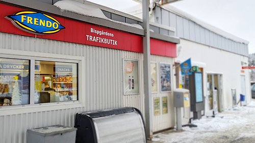 Bild på entrén till Bispgårdens trafikbutik vid bensinstationen.