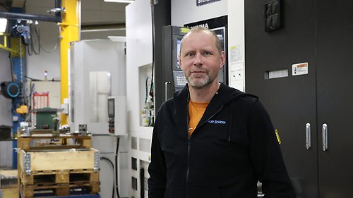 Porträttbild på företagaren Björn Isrealsson i industrimiljö.