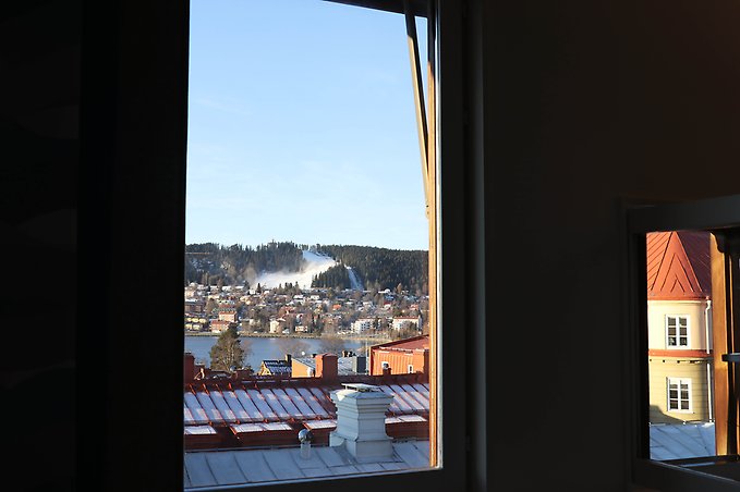 utsikt mot slalombacken på Frösön genom ett fönster