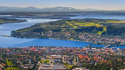 En bild tagen i flygperspektiv över Östersund och miljön runt staden.
