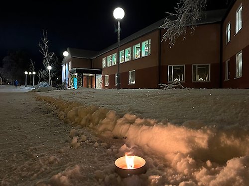 Bild på byggnad med en marschall framför på marken.