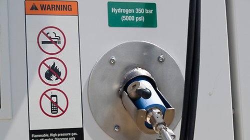 Tankhandtag på en tankstation för vätgas.