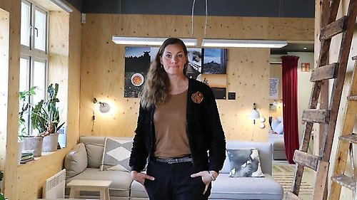 Porträttbild på företagaren Sara Carlemår i kontorsmiljö, med allvarsam uppsyn.