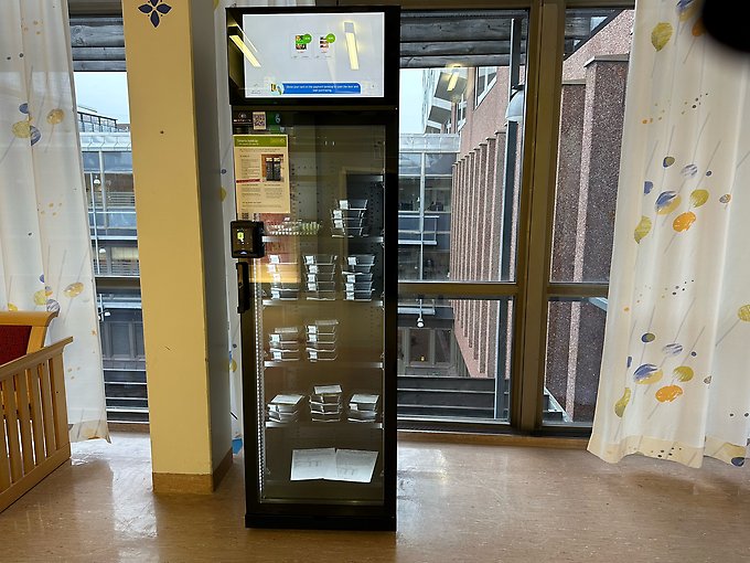 Smart kylskåp med glasdörrar står i sjukhusets entréhall