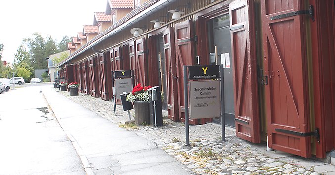 Exteriörbild på entrén till Specialistvården Campus